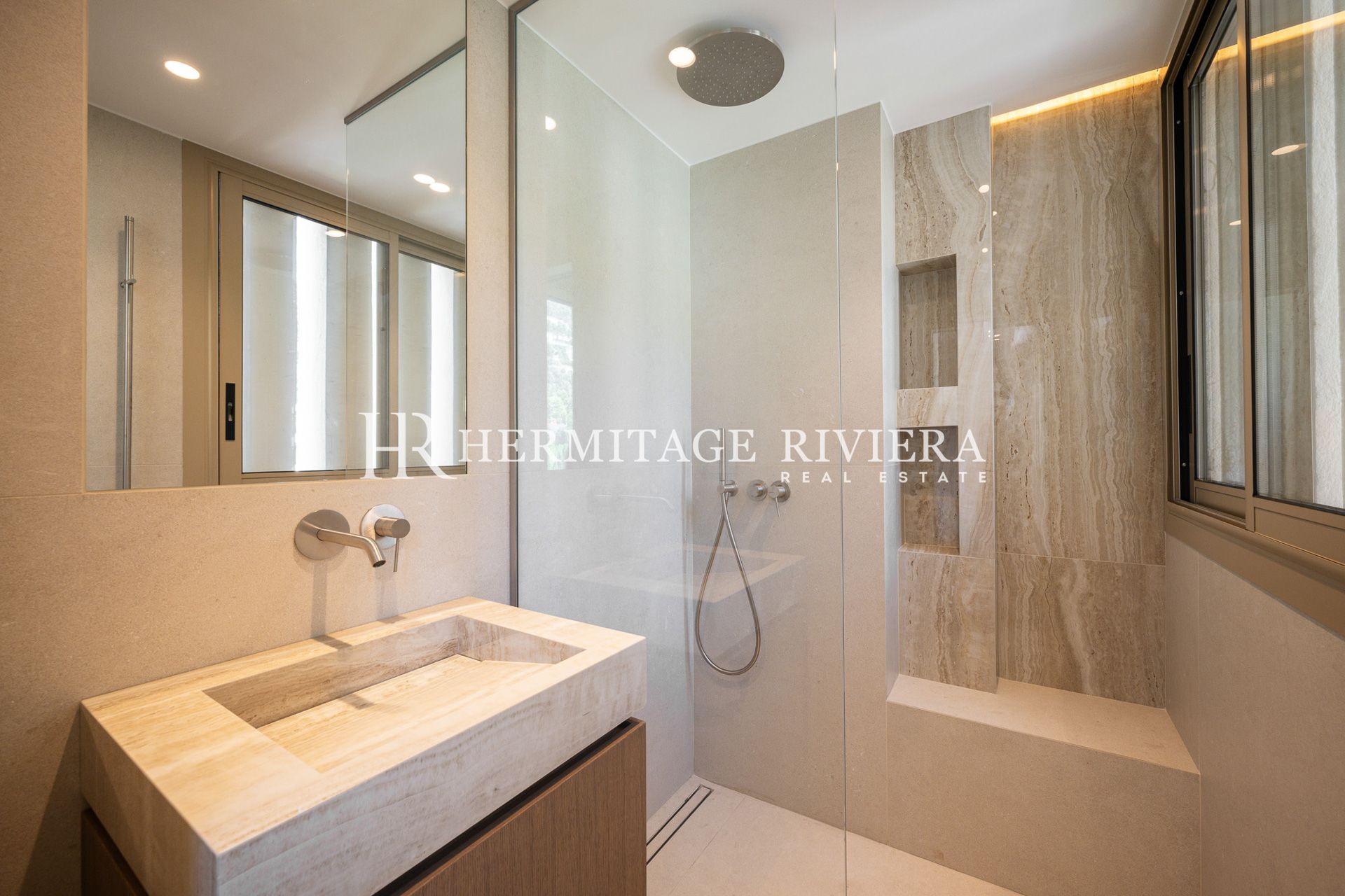 2-bedroom renovated apartment in the town centre with terrace, sea view (image 17)