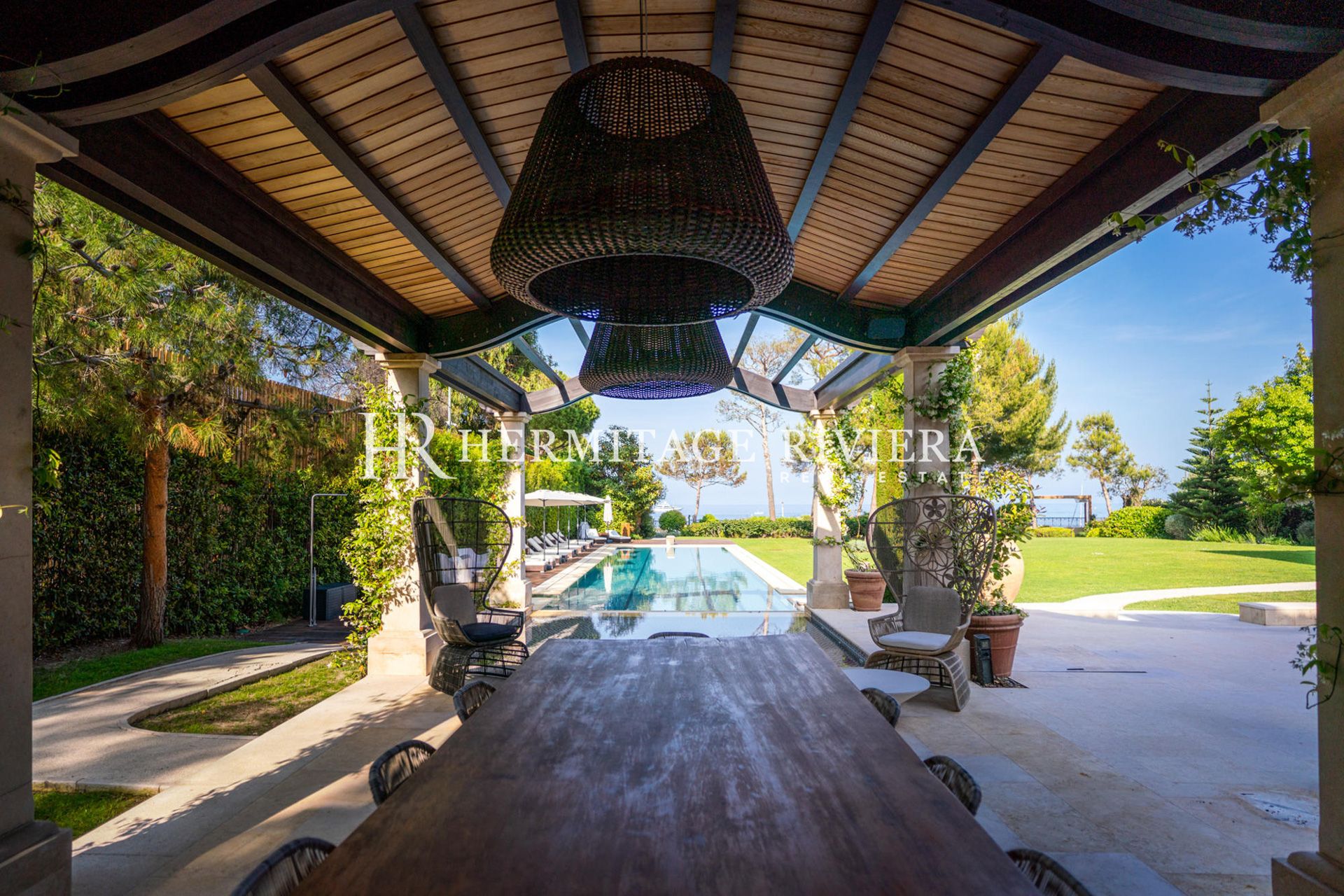 Exclusive waterfront property - Pool - Sea views (image 29)