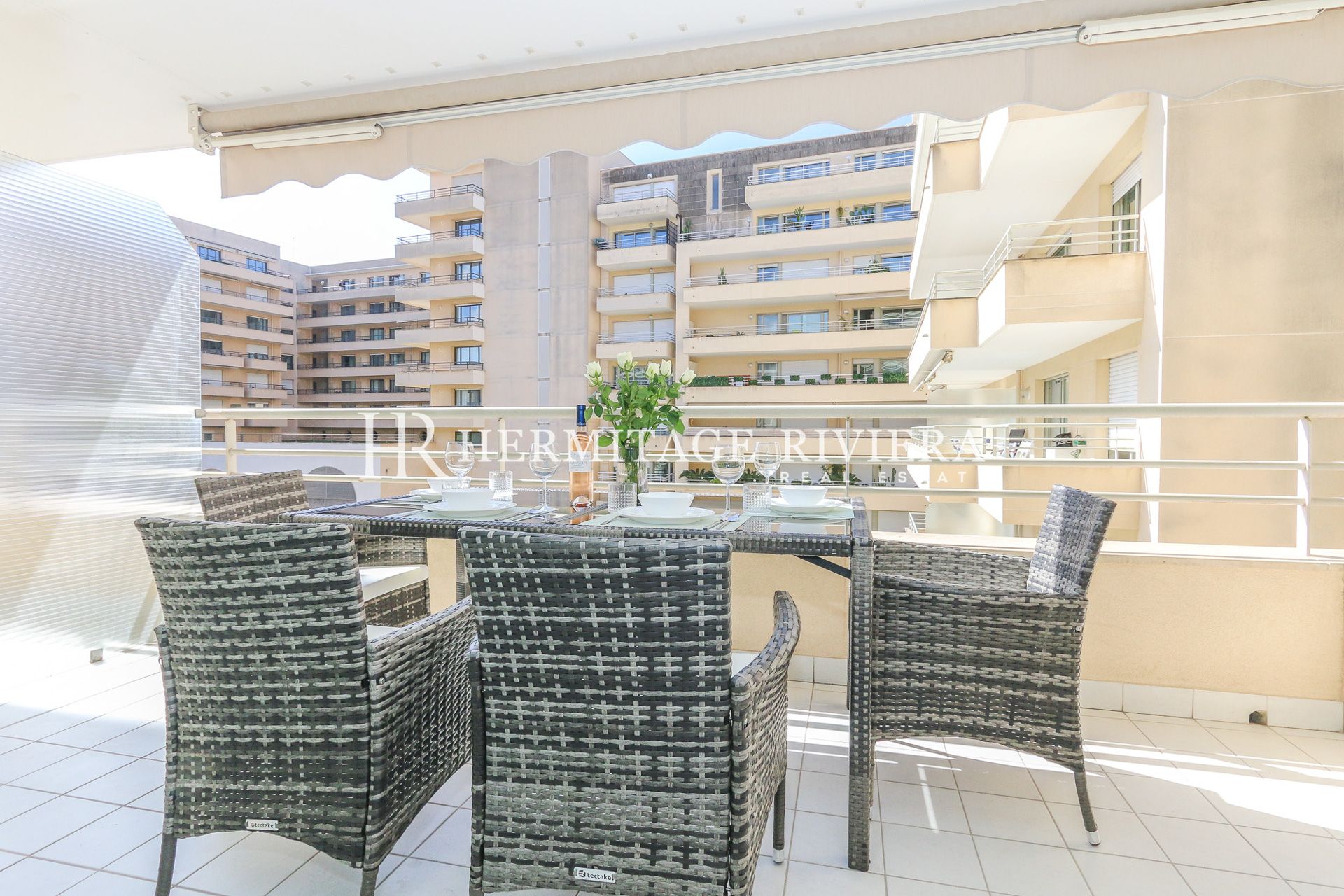Monolocale con terrazza in piazza d'oro (immagine 8)