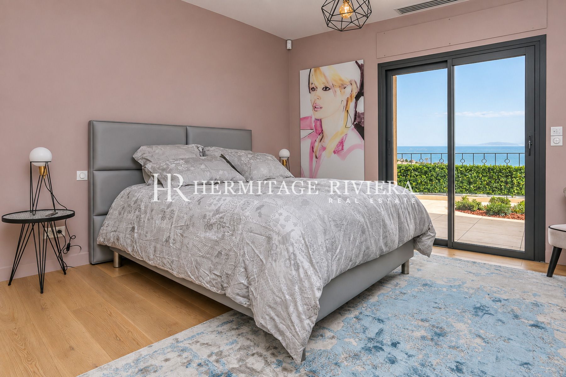 Villa in Villefranche-sur-Mer Contemporary villa with bay views (image 11)