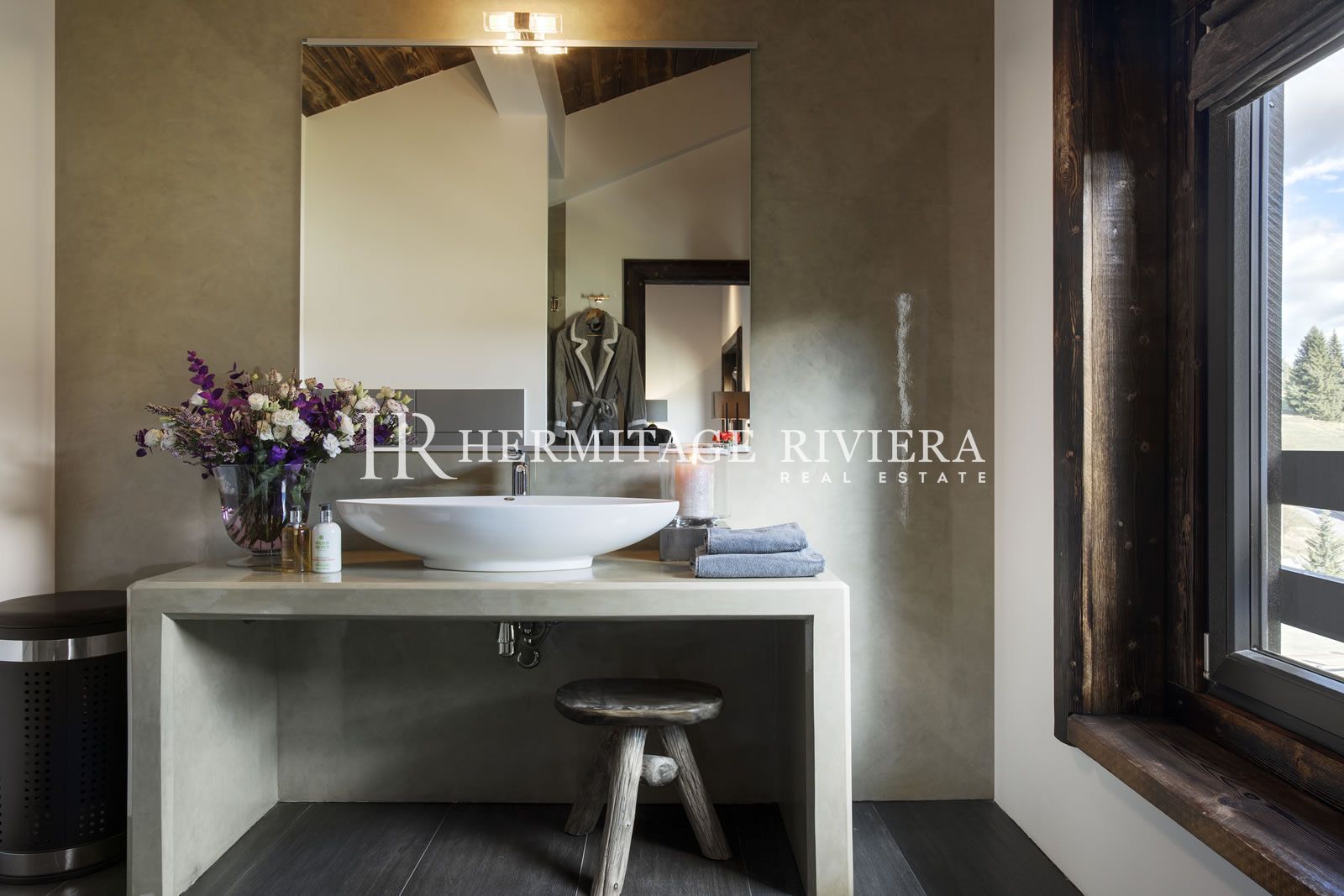 Luxury chalet by the slopes (image 31)
