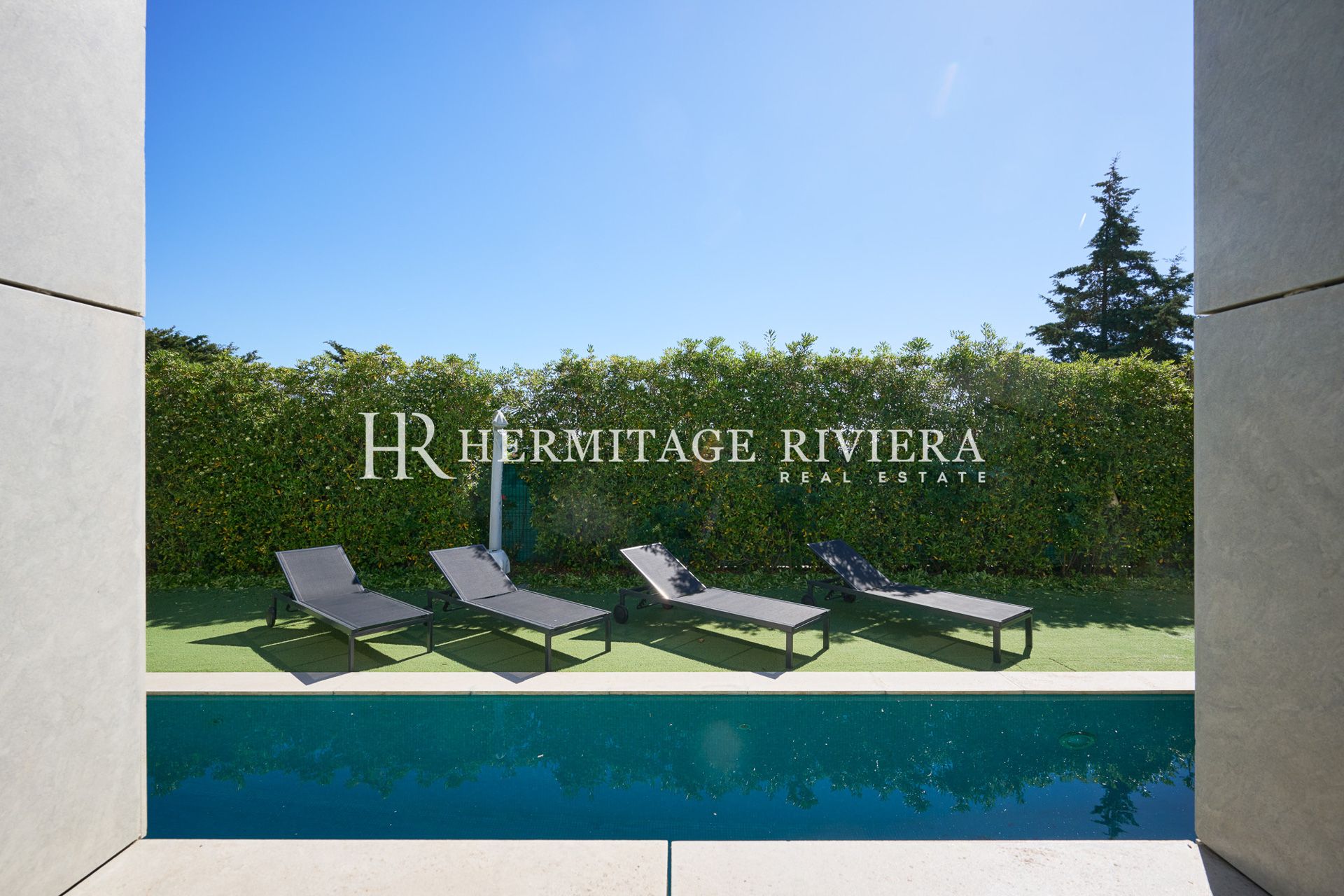 Exceptional contemporary villa panoramic views over the bay of Villefranche (image 31)