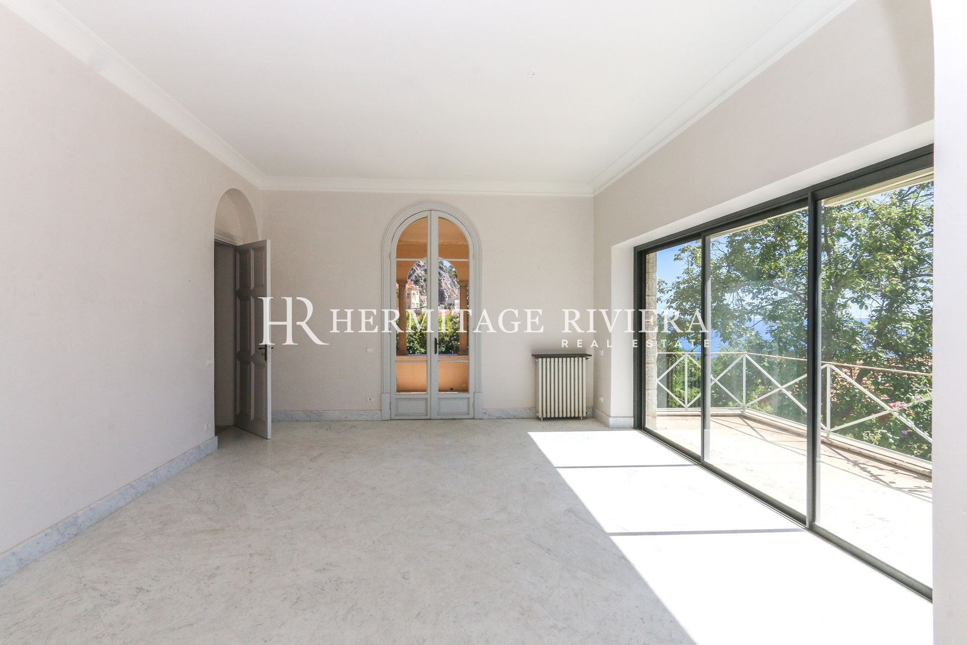 Elegant 19th century stone mansion with sea view (image 12)