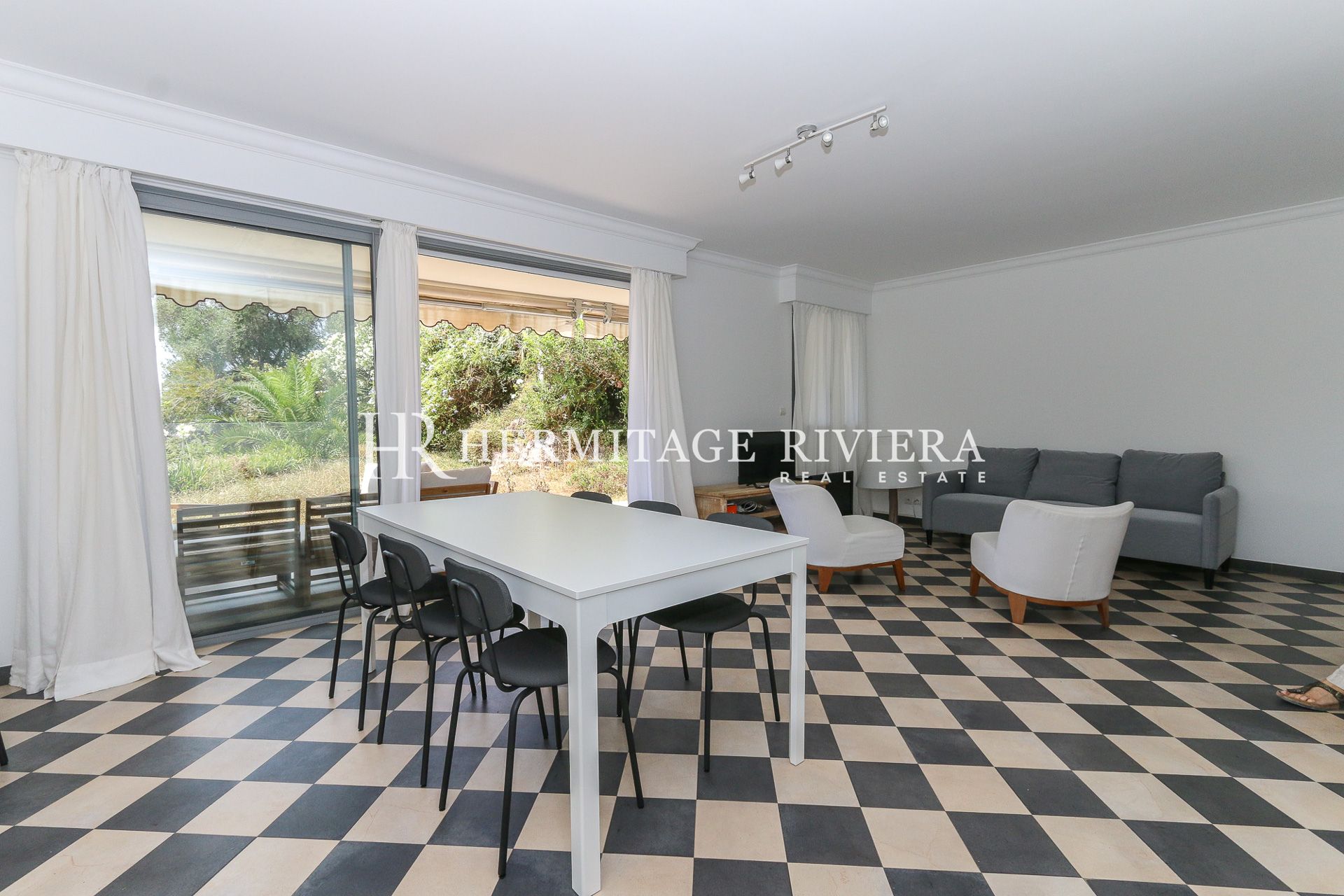 Appartamento con 3 camere da letto e giardino privato (immagine 9)