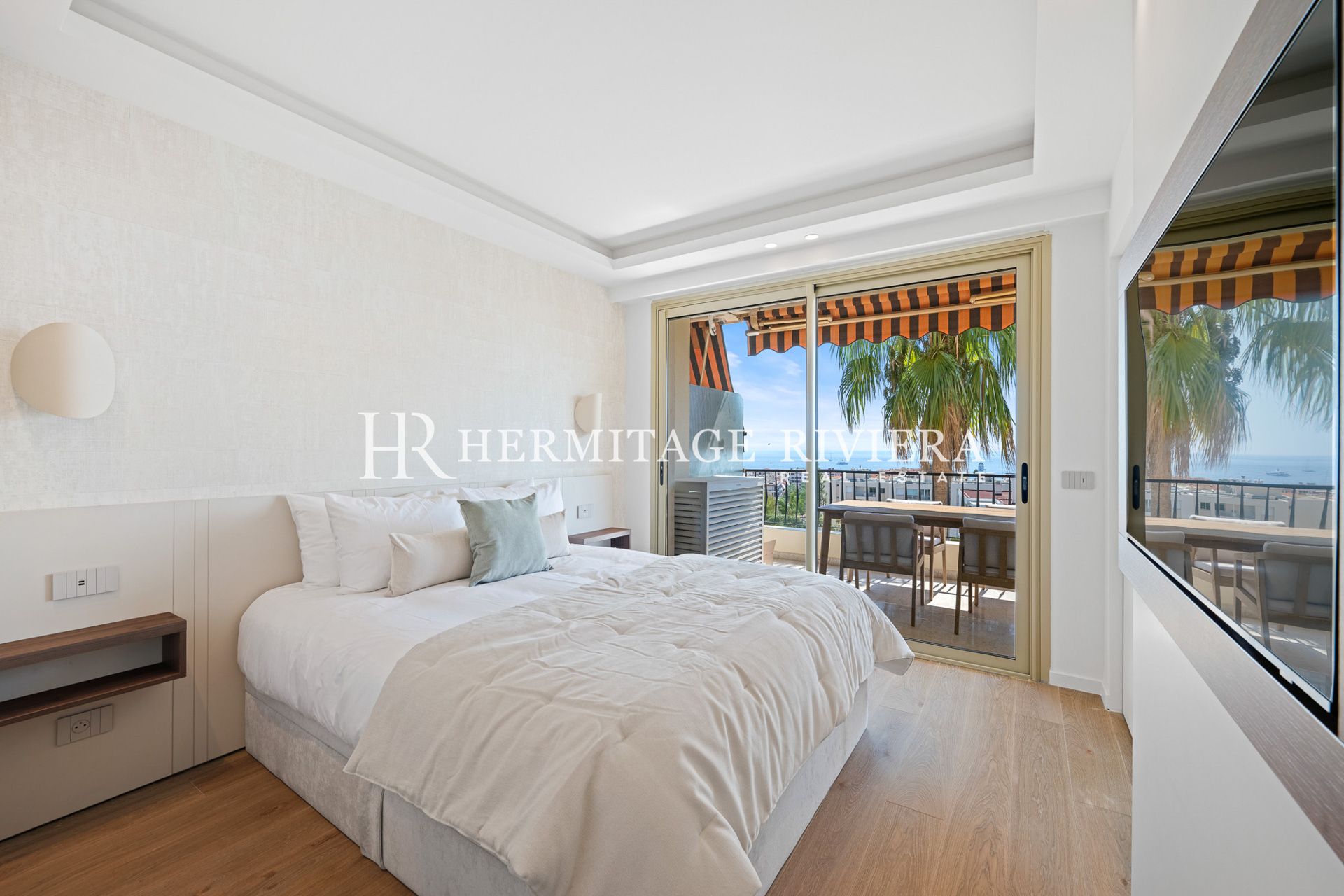 2-bedroom renovated apartment in the town centre with terrace, sea view (image 11)