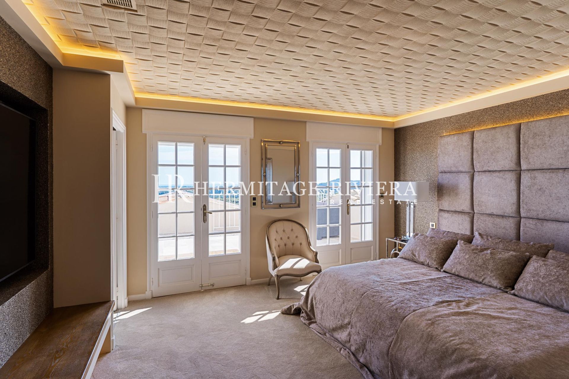 Stunning luxury property with helipad and pool (image 31)