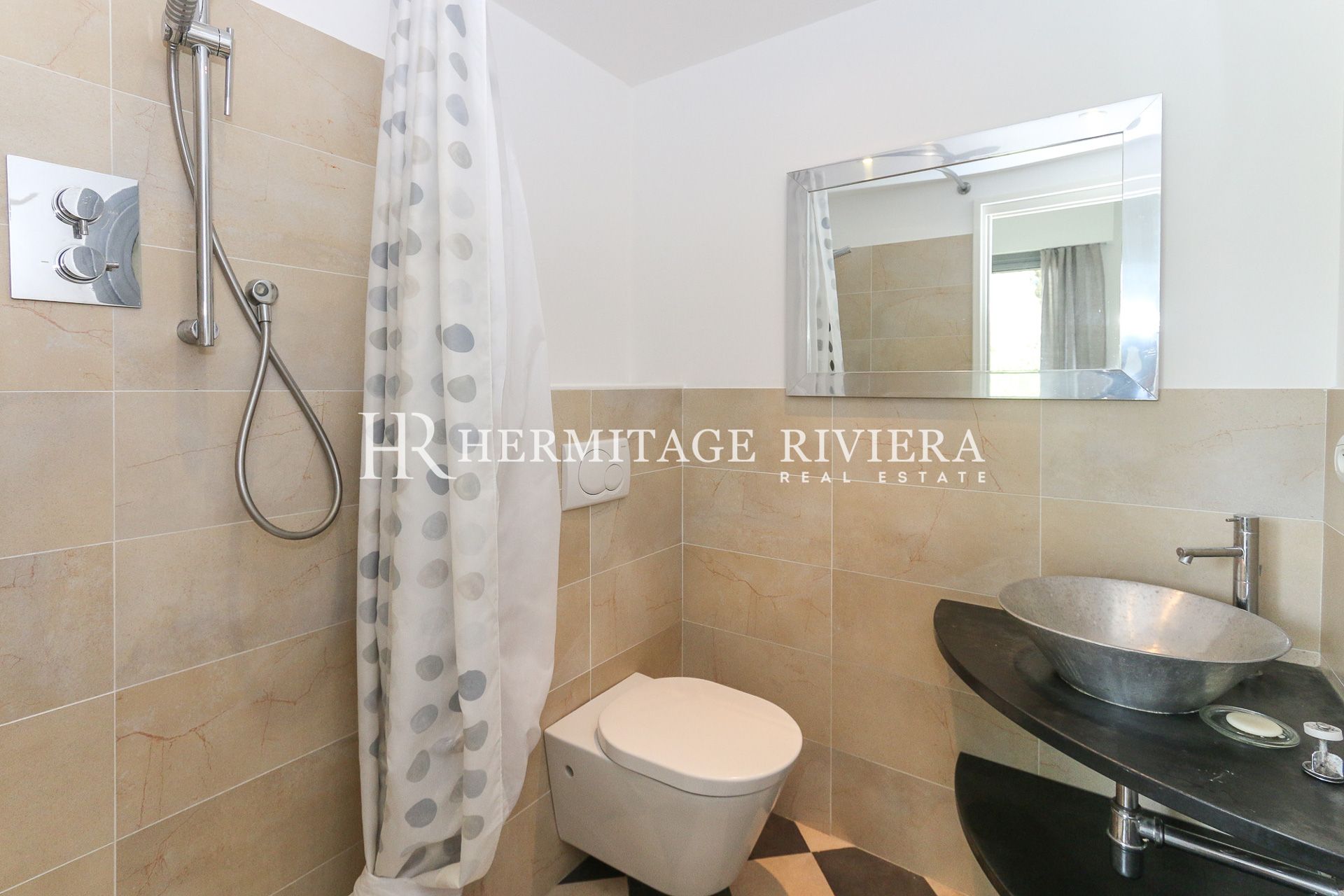 Appartamento con 3 camere da letto e giardino privato (immagine 21)