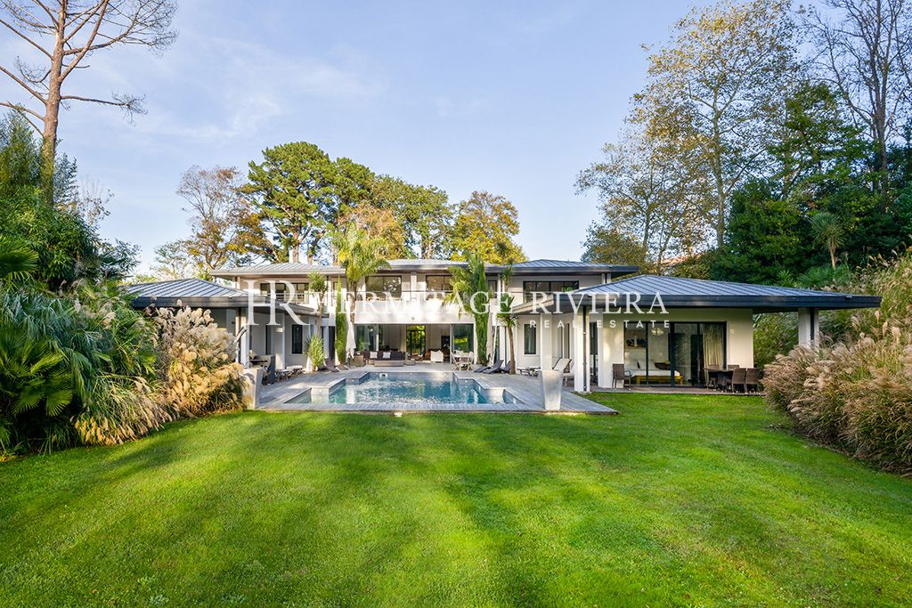 Villa contemporanea con 8 camere da letto, piscina e giardino pianeggiante. (immagine 1)