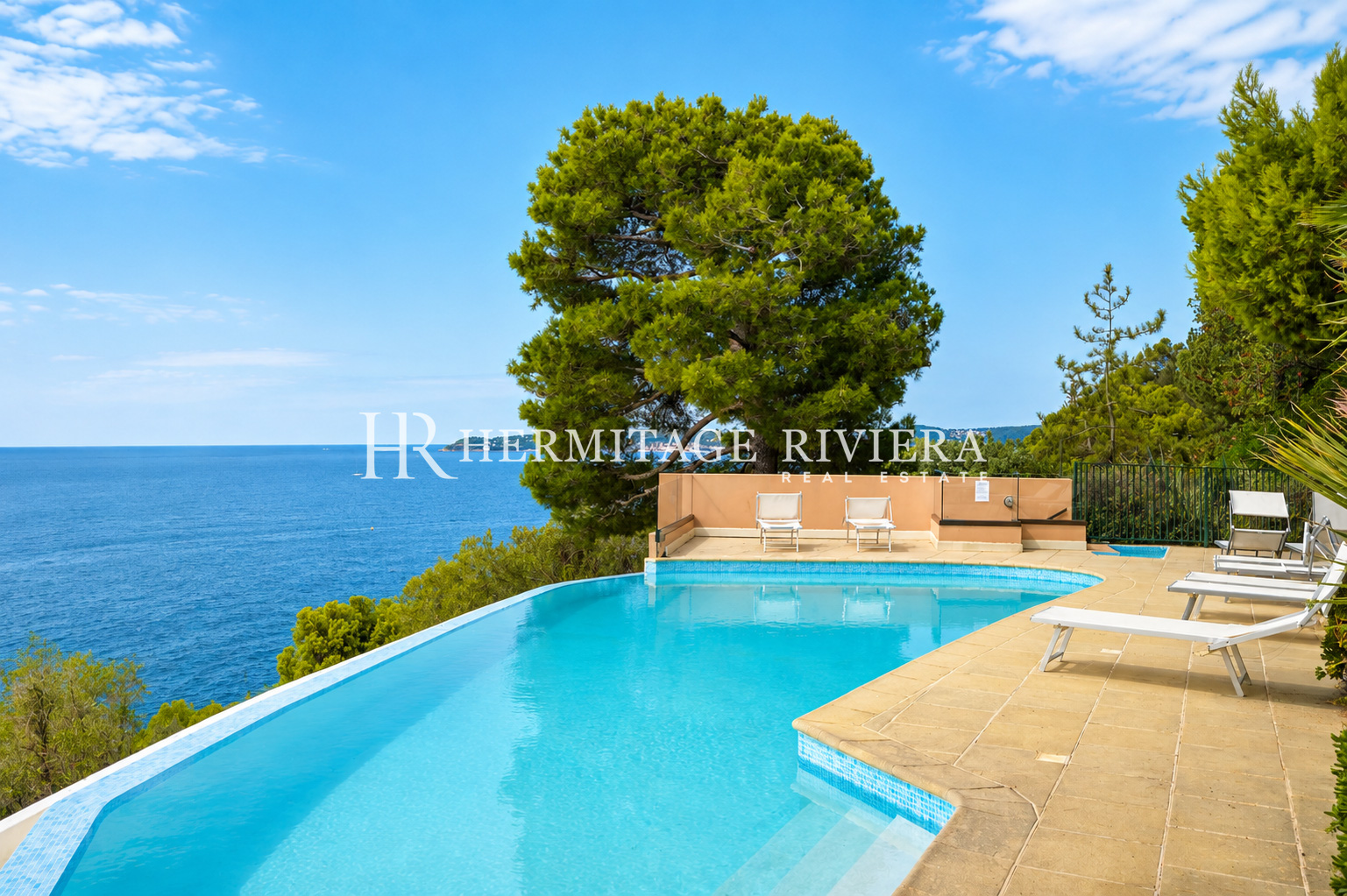 Piscine commune d'un penthouse à vendre à Cap-d'Ail