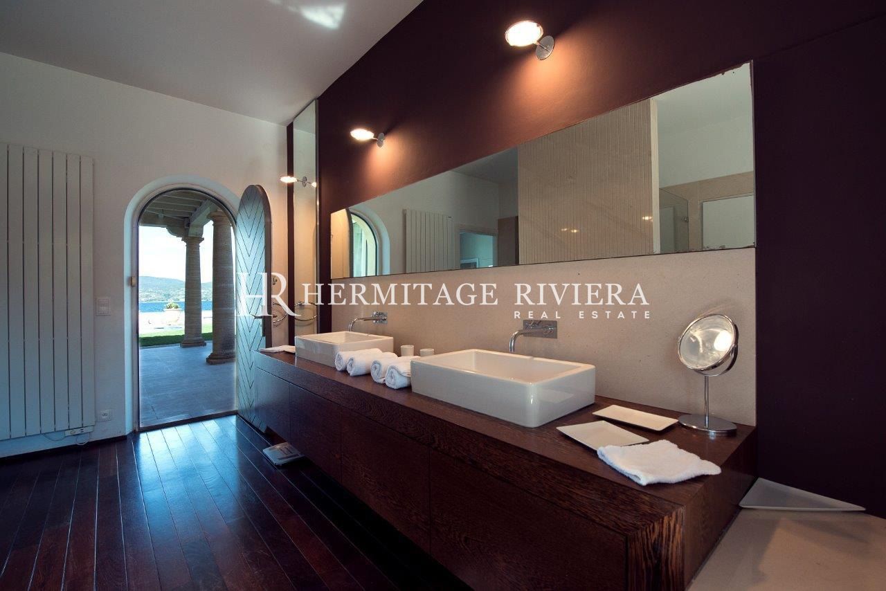 Amazing waterfront property - Pool - Helipad (image 16)
