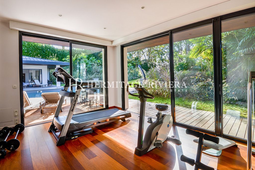 Villa contemporanea con 8 camere da letto, piscina e giardino pianeggiante. (immagine 15)