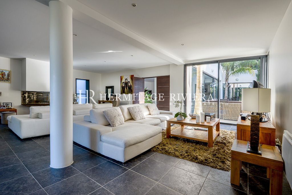 Villa contemporanea con 8 camere da letto, piscina e giardino pianeggiante. (immagine 4)