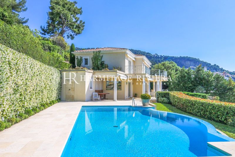 Prächtige Villa im florentinischen Stil mit Meerblick