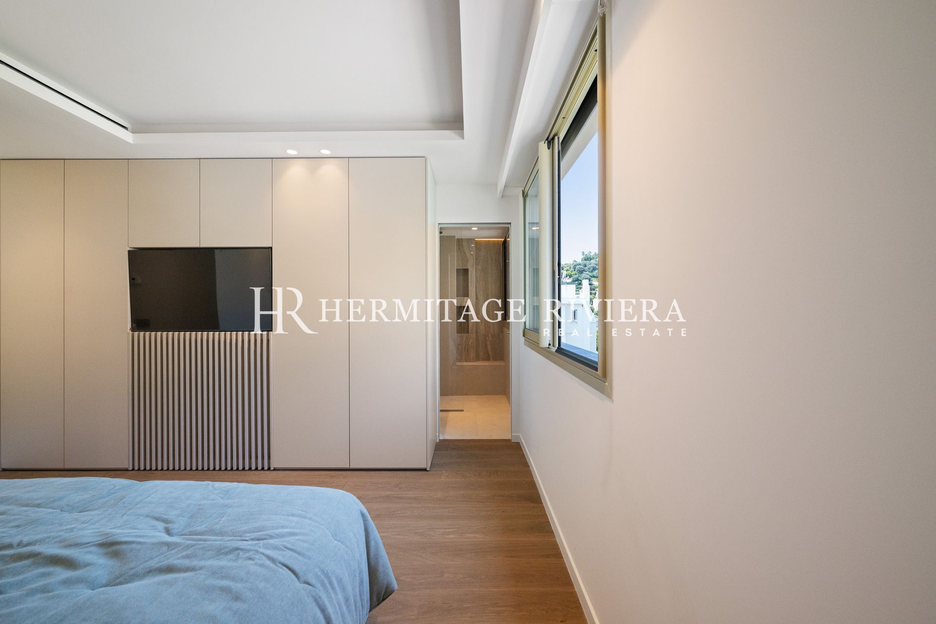 2-bedroom renovated apartment in the town centre with terrace, sea view (image 16)