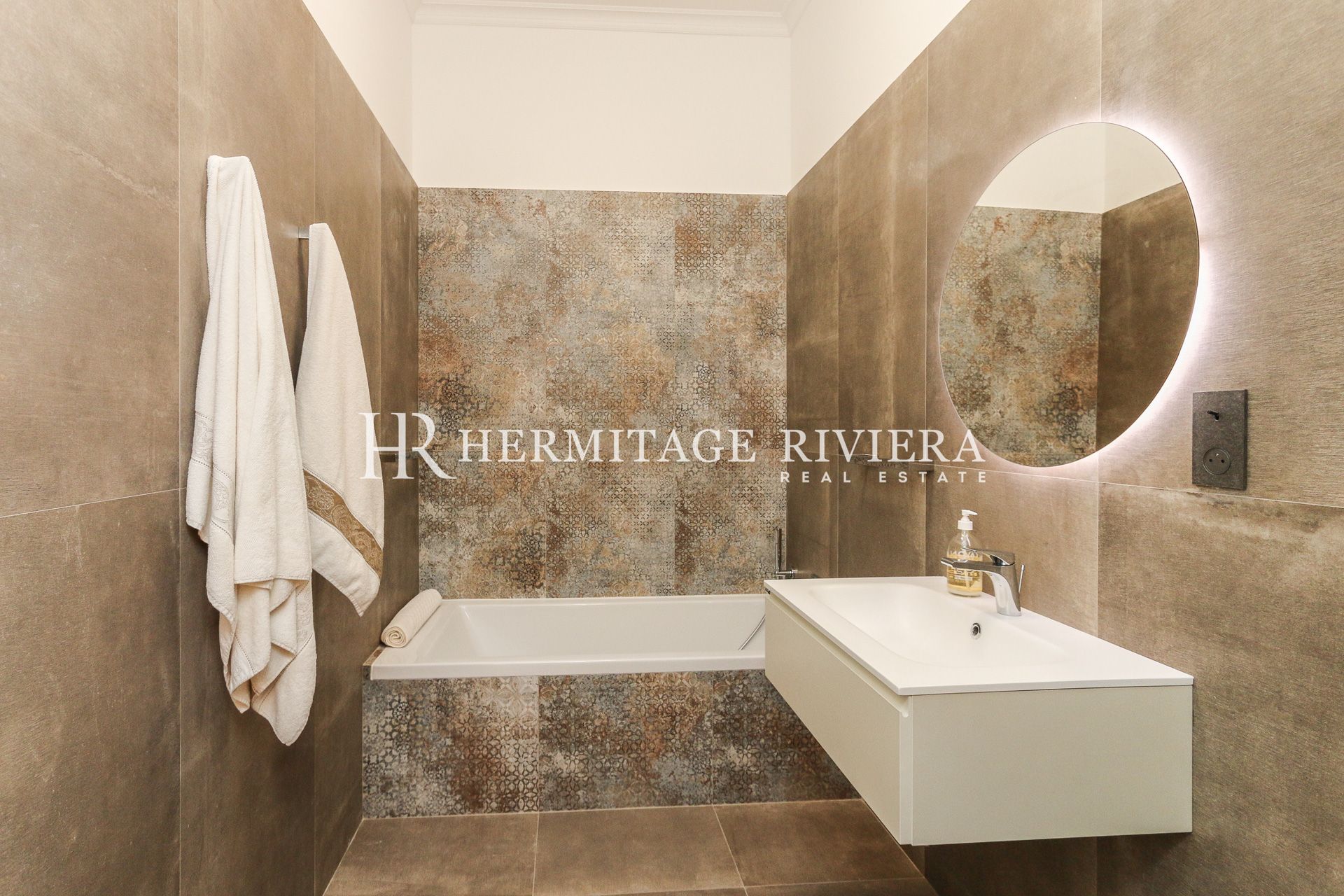 2 bedroom apartment - Renovated - Cours Saleya  (image 13)