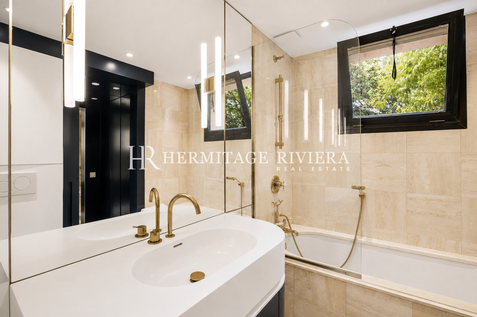 Salle de bains 1 d'un penthouse à vendre à Cap-d'Ail
