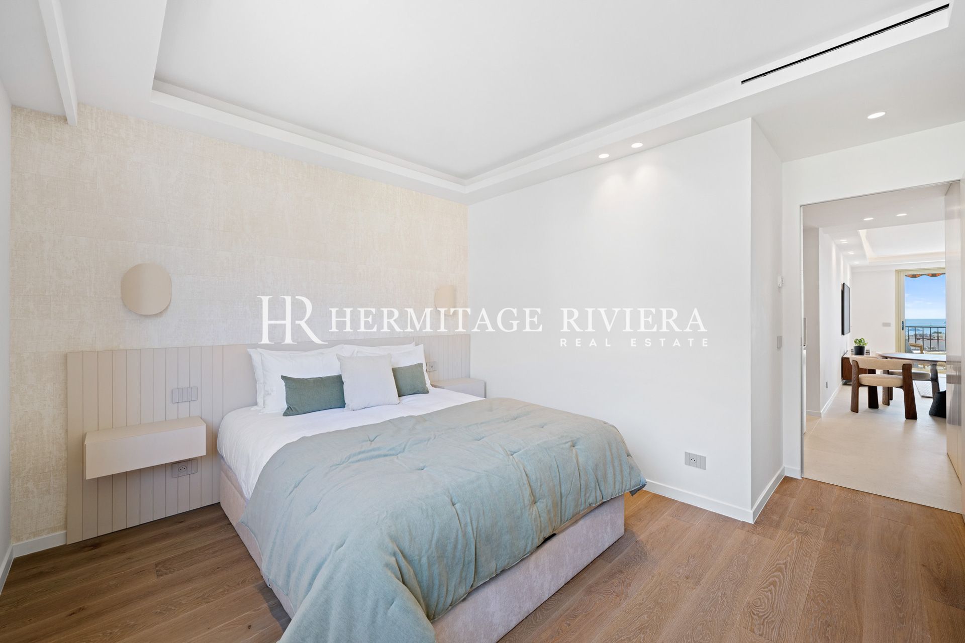 2-bedroom renovated apartment in the town centre with terrace, sea view (image 15)