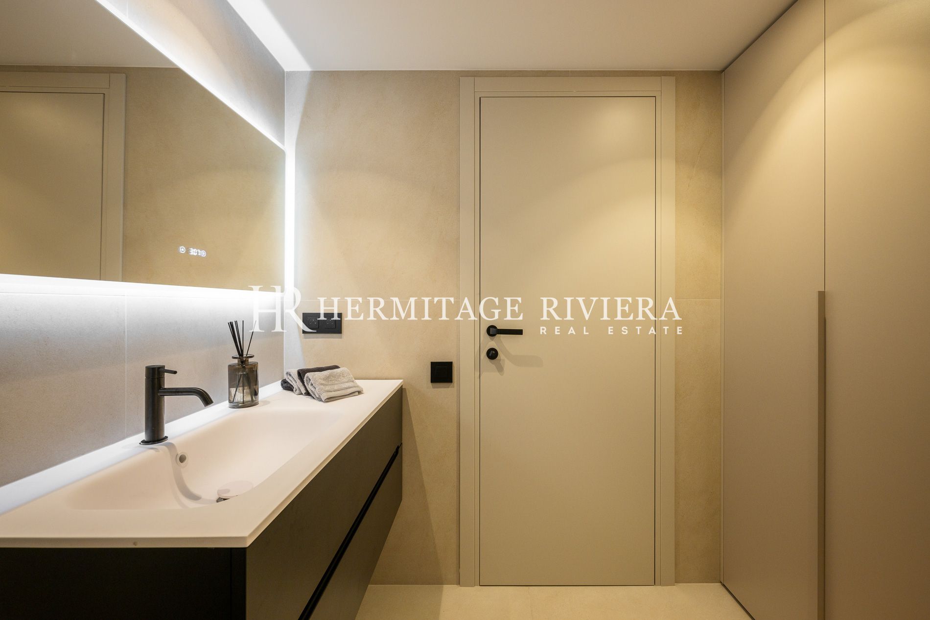 Exceptional Apartment – Top Floor with Breathtaking Sea View (image 23)