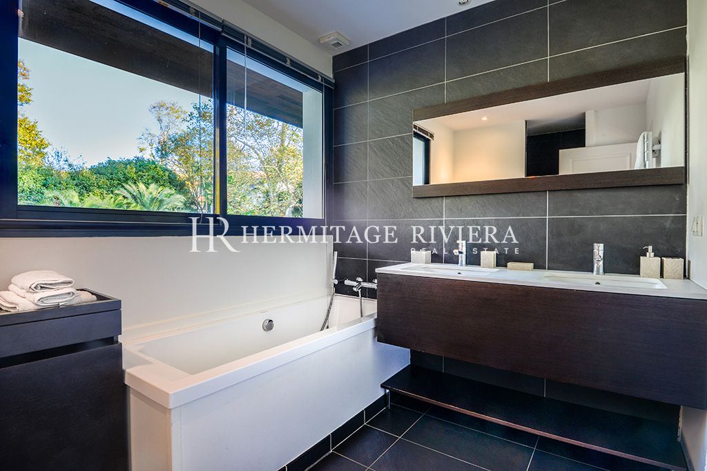 Villa contemporanea con 8 camere da letto, piscina e giardino pianeggiante. (immagine 14)