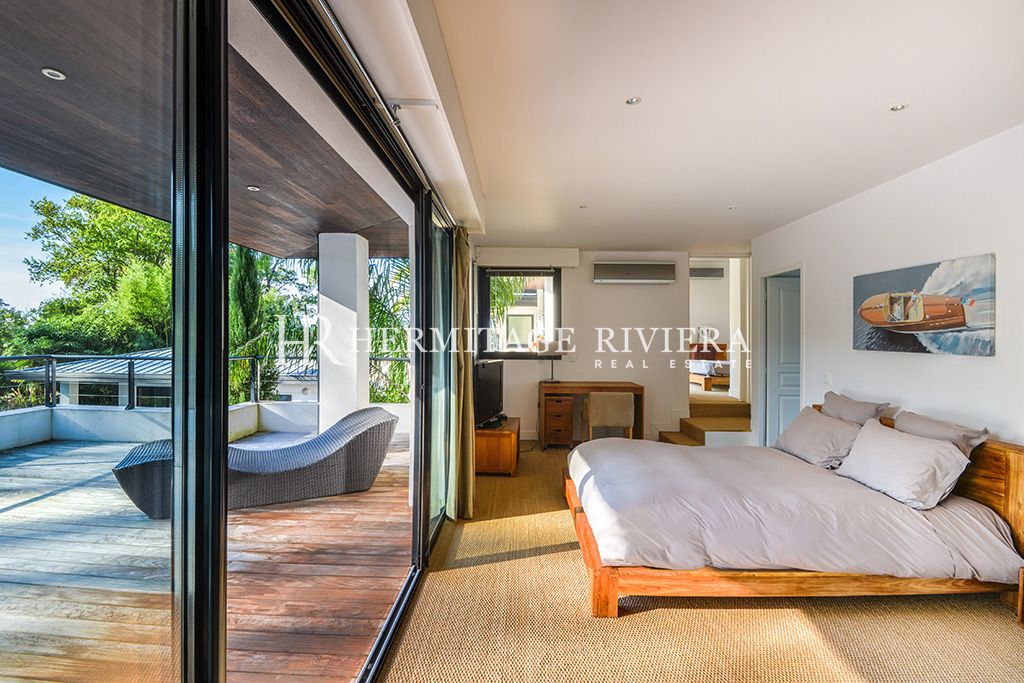 Villa contemporanea con 8 camere da letto, piscina e giardino pianeggiante. (immagine 11)