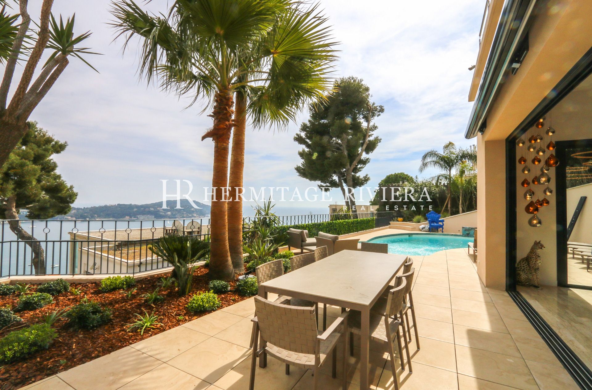 Moderne villa med udsigt over bugten (billede 2)