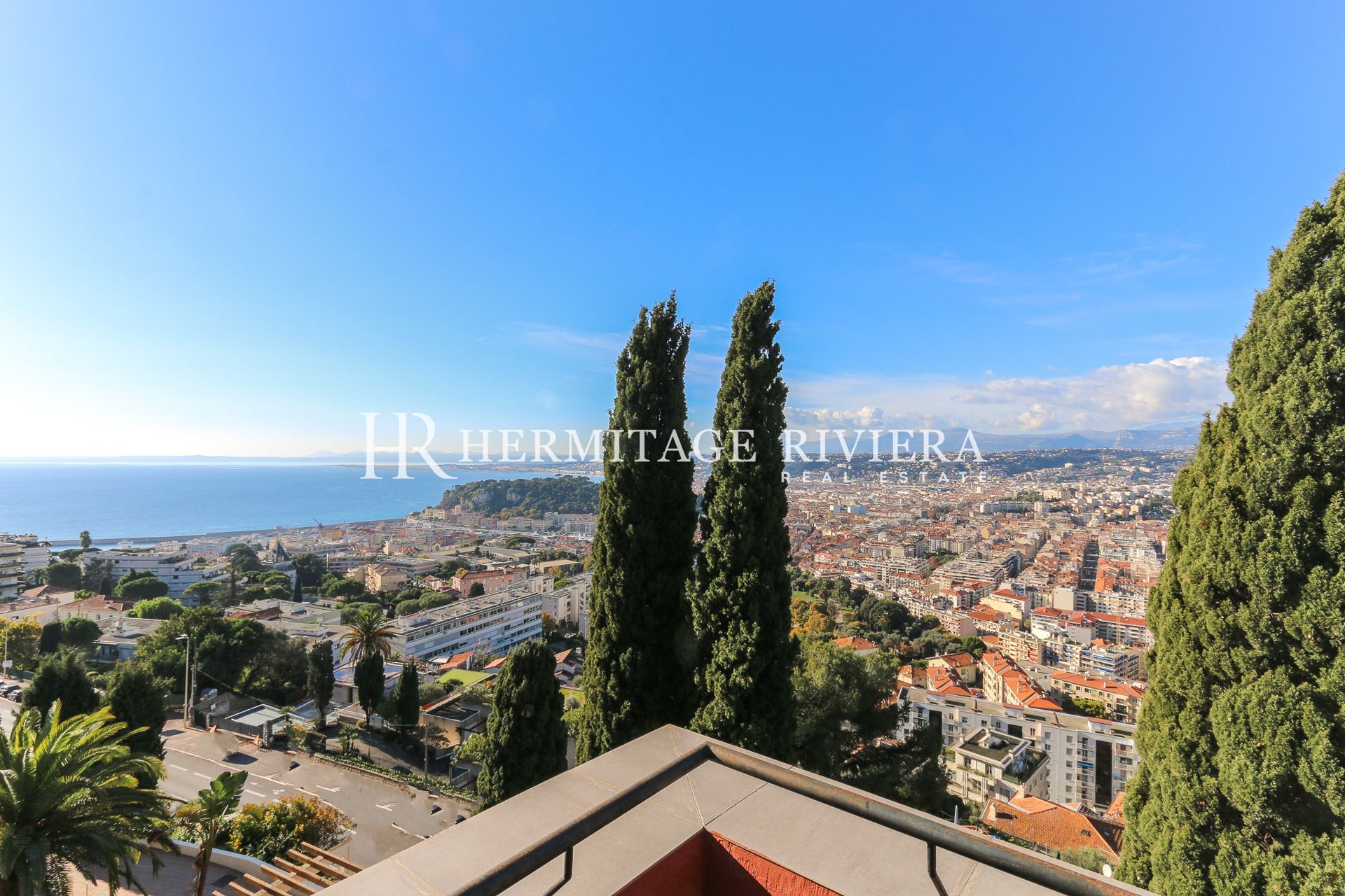 Two bedroom apartment - Roof terrace - View sea and port (image 18)