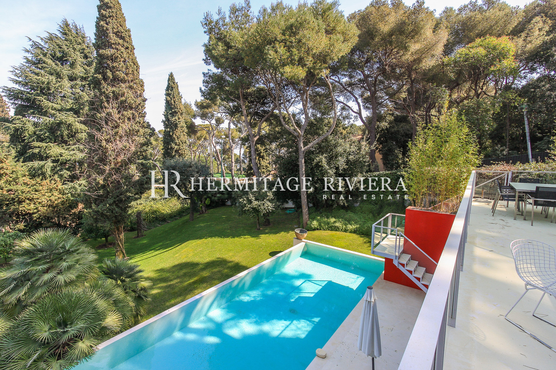Contemporary villa calm with pool in flat garden (image 4)