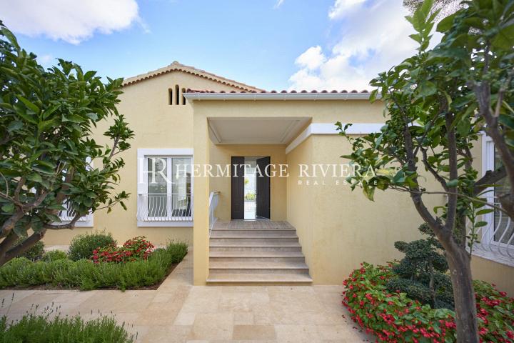 Beautifully appointed villa walking distance to beach  (image 4)