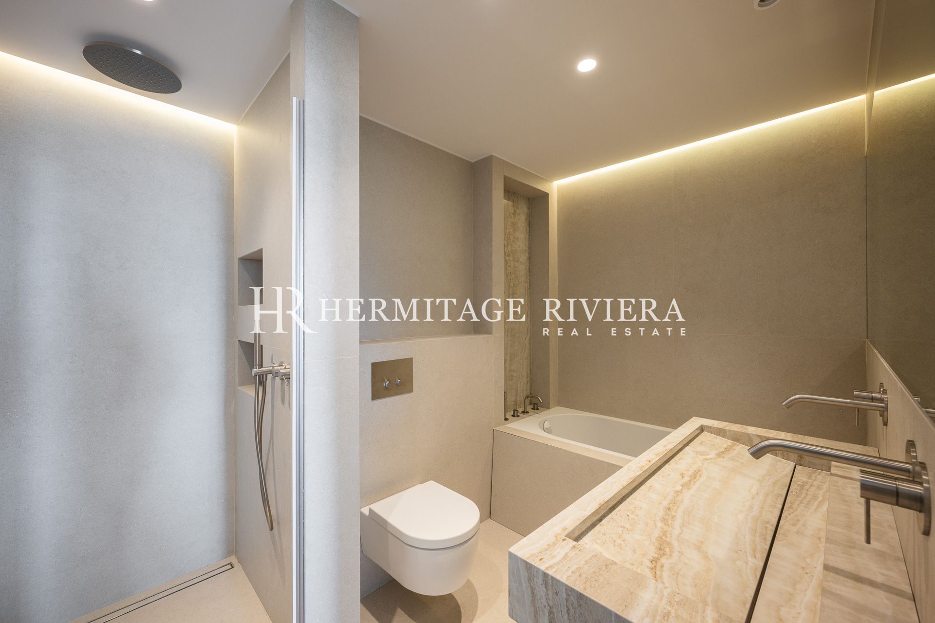 2-bedroom renovated apartment in the town centre with terrace, sea view (image 13)
