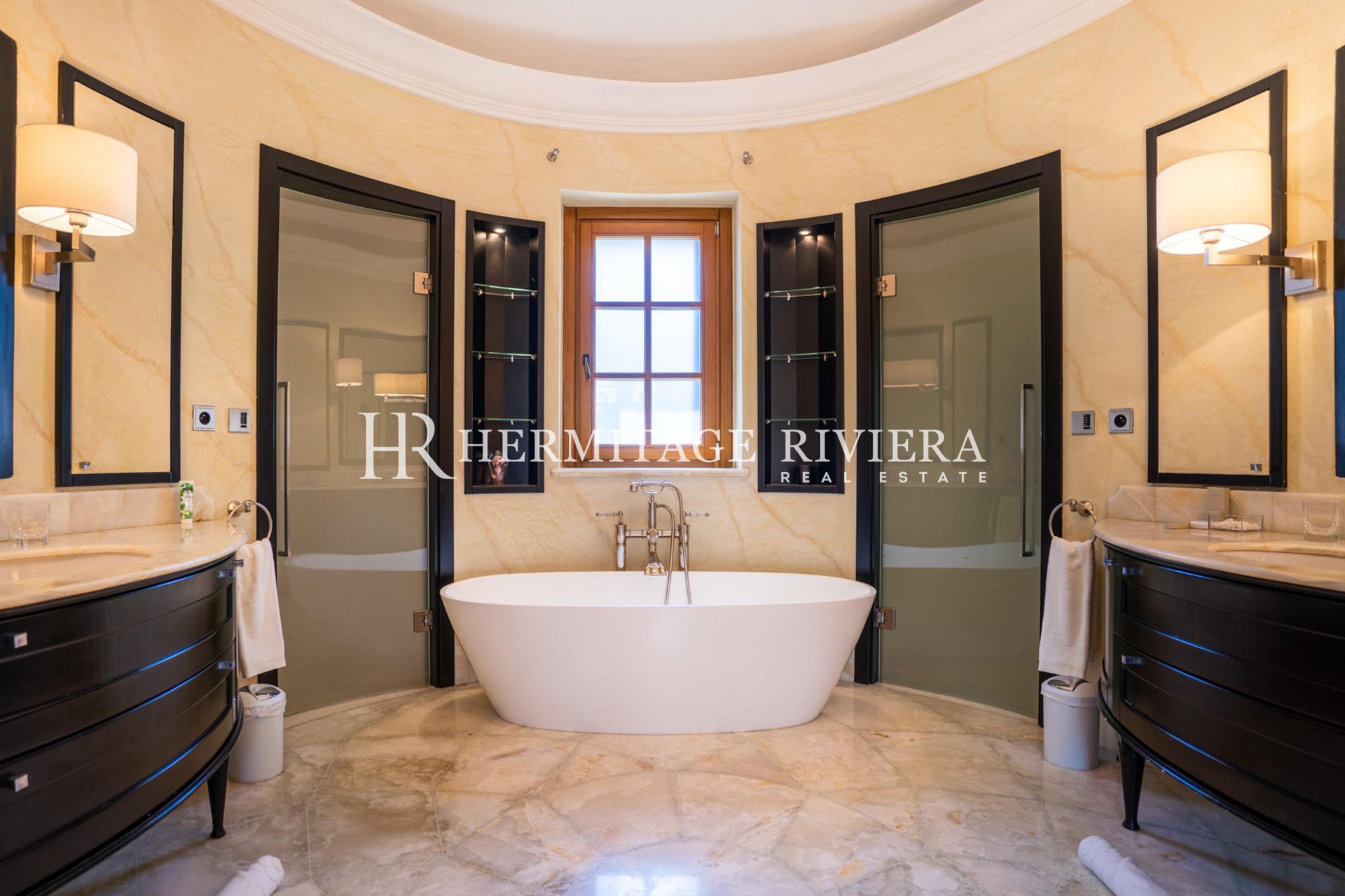 Exclusive waterfront property - Pool - Sea views (image 17)