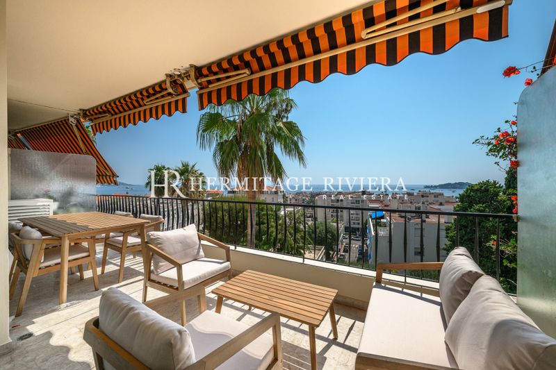 2-bedroom renovated apartment in the town cente with terrace, sea view