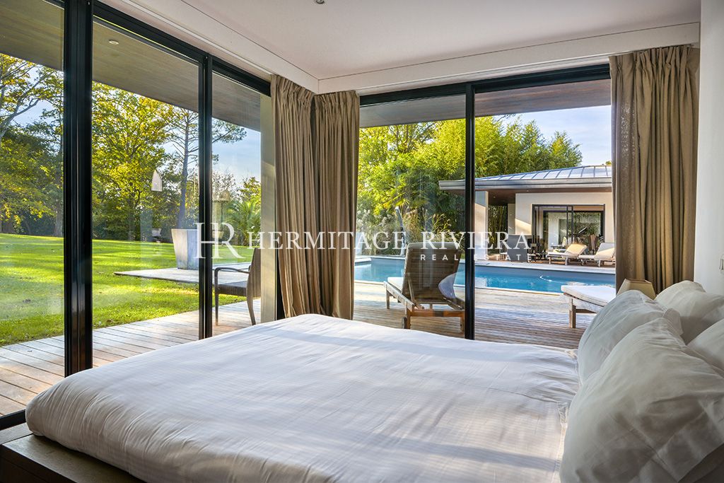 Villa contemporanea con 8 camere da letto, piscina e giardino pianeggiante. (immagine 8)