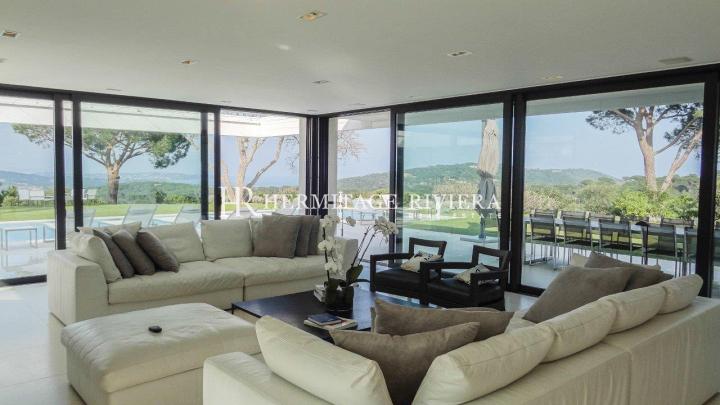 Exceptional modern property with sea views (image 5)