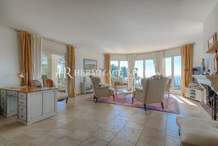 Beautiful property offering an exceptional view of the bay (image 7)