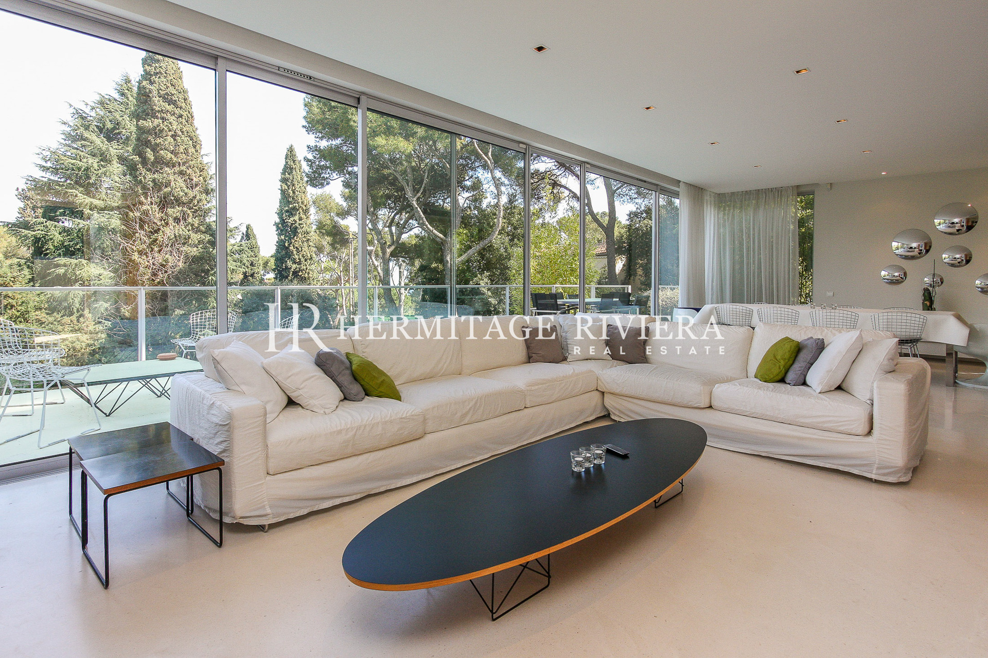 Contemporary villa calm with pool in flat garden (image 5)