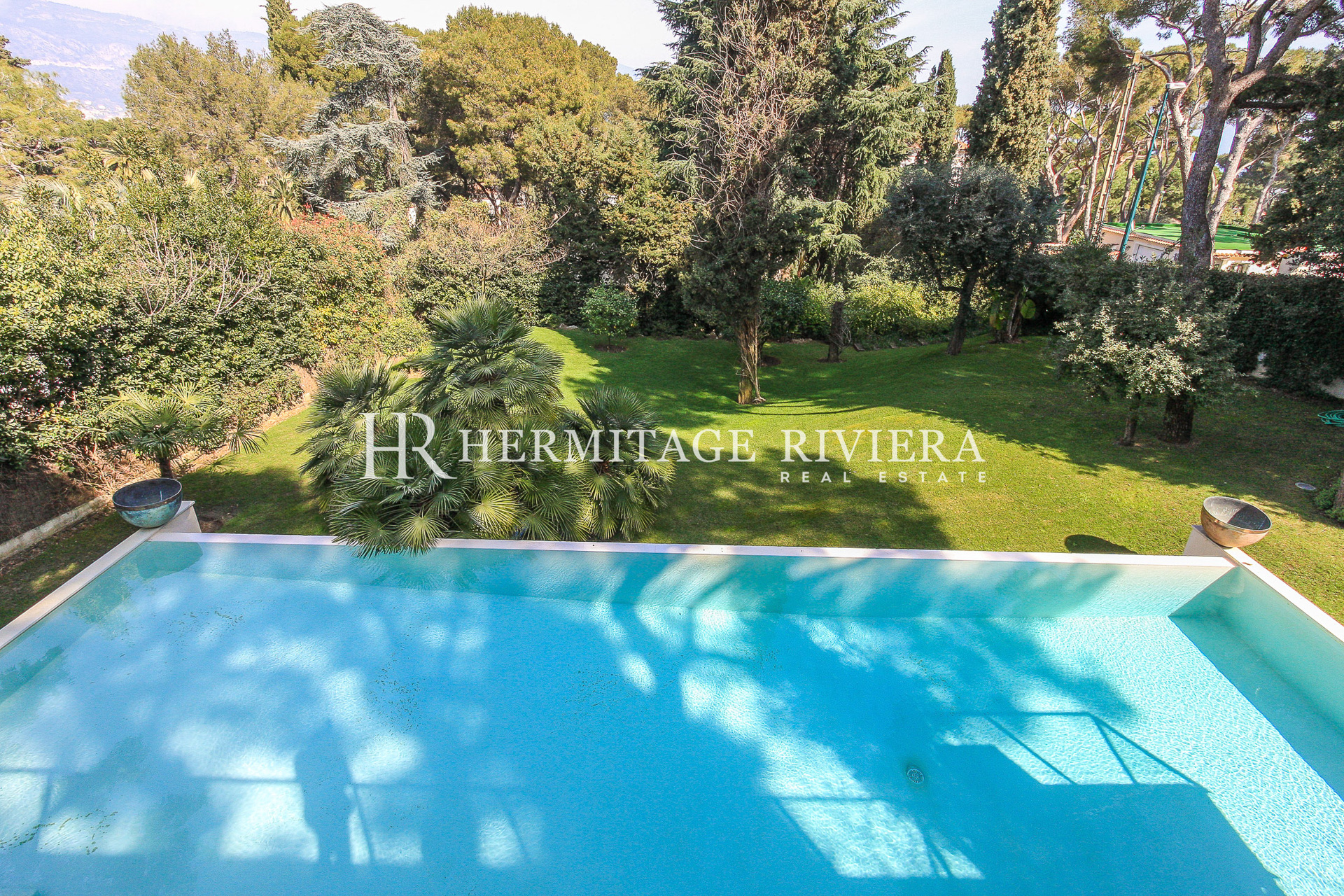 Contemporary villa calm with pool in flat garden (image 12)