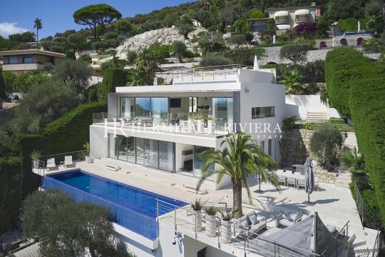 Contemporary villa with panoramic views 