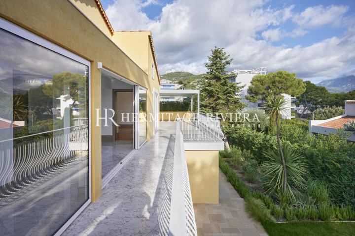 Beautifully appointed villa walking distance to beach  (image 9)