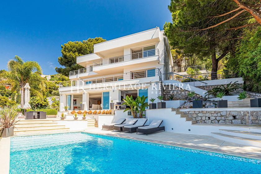 Contemporary villa offering exceptional views