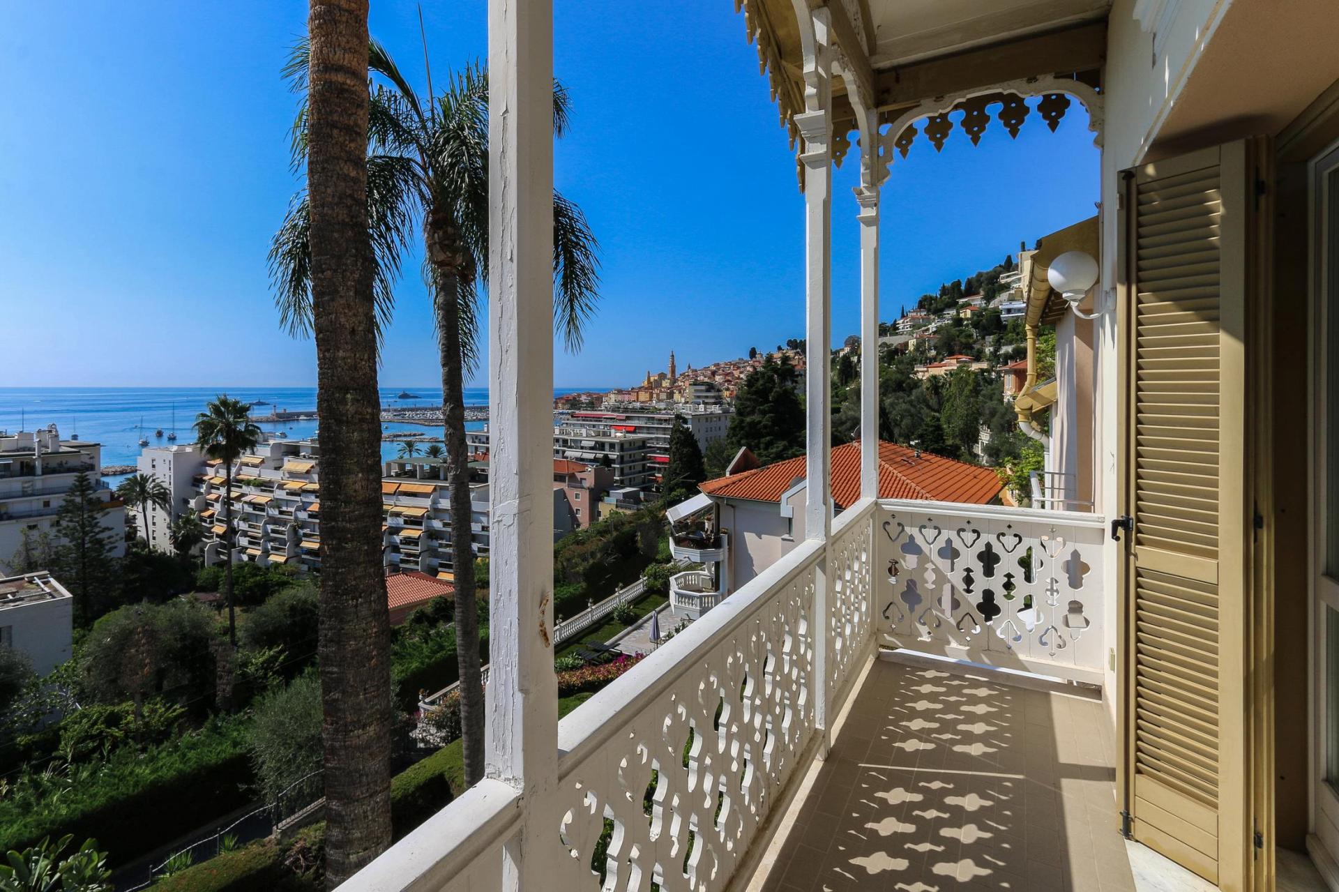 Renovated top floor apartment with panoramic sea view 