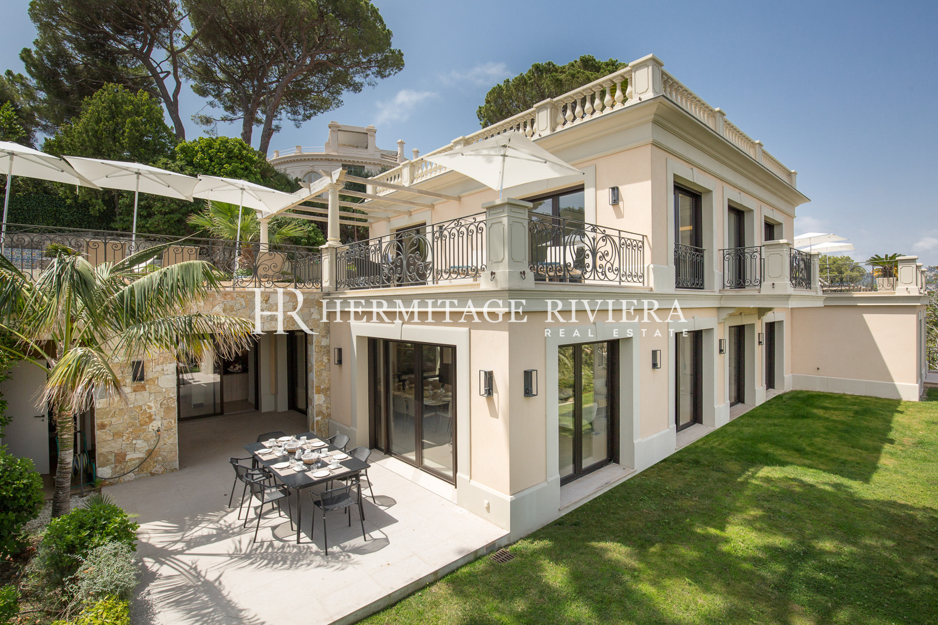 Elegant and luxurious villa (image 11)