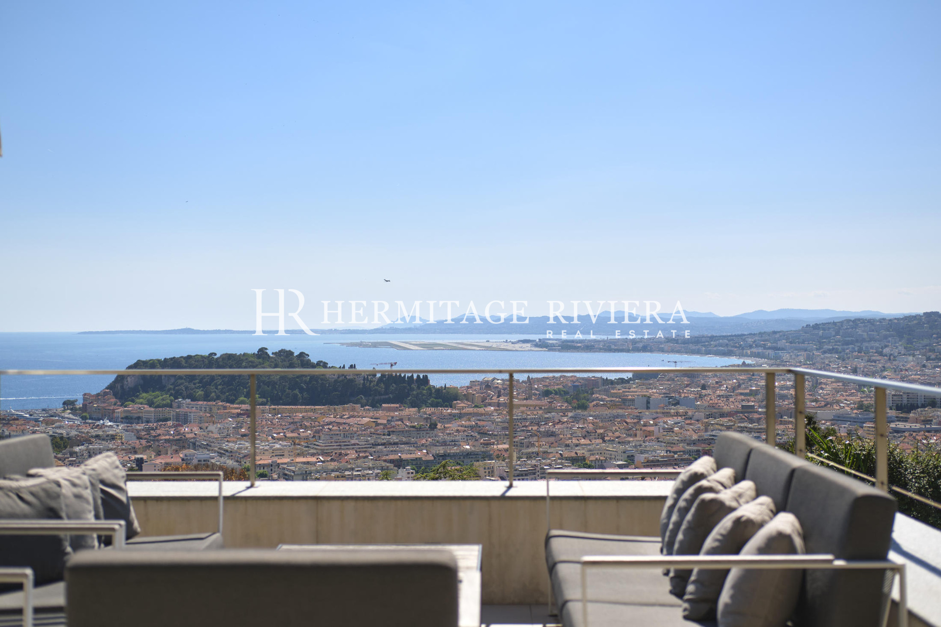 Contemporary villa with view of the Bay of Nice (image 6)
