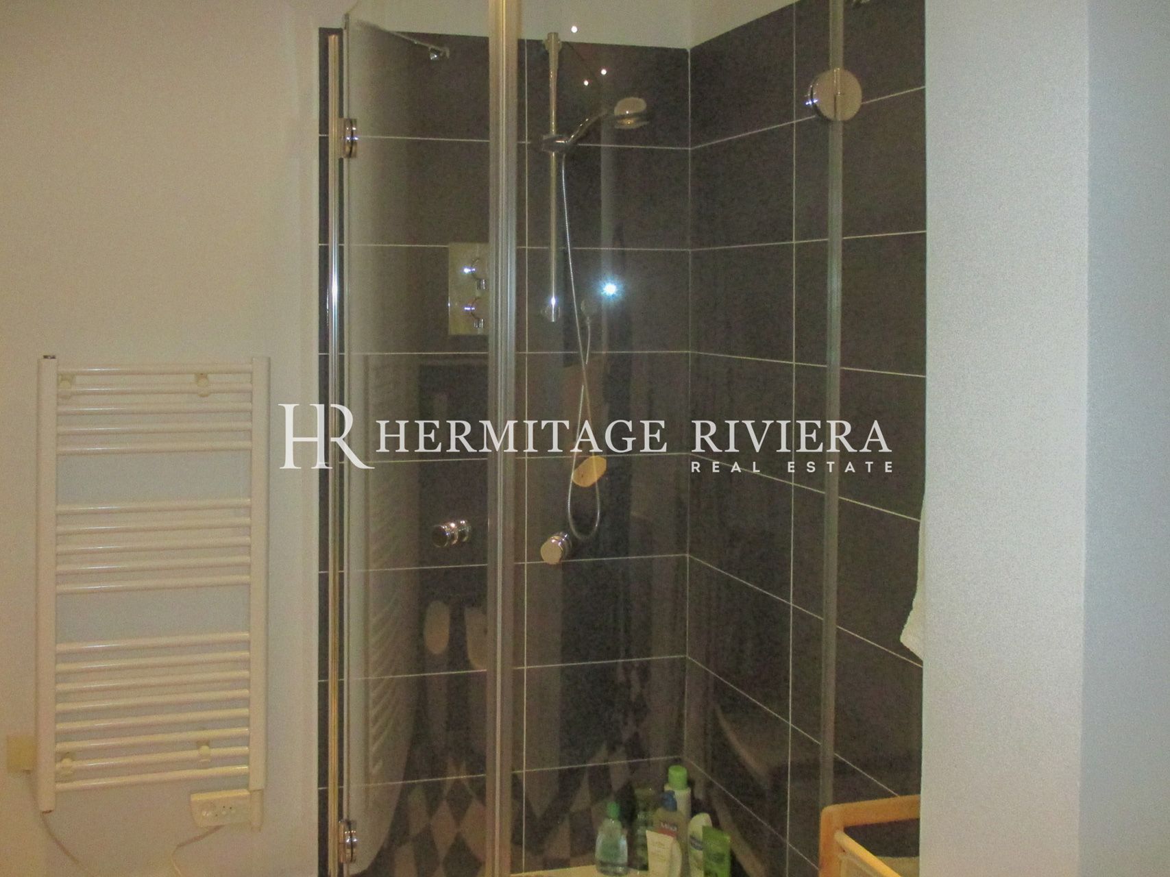 3 bedroom apartment with private garden (image 12)