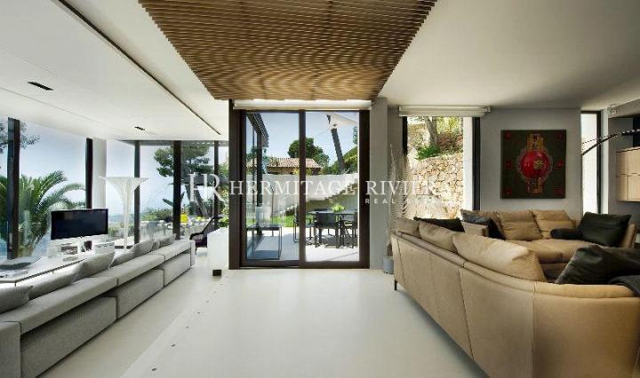 Luxurious modern villa in exclusive private domain (image 7)