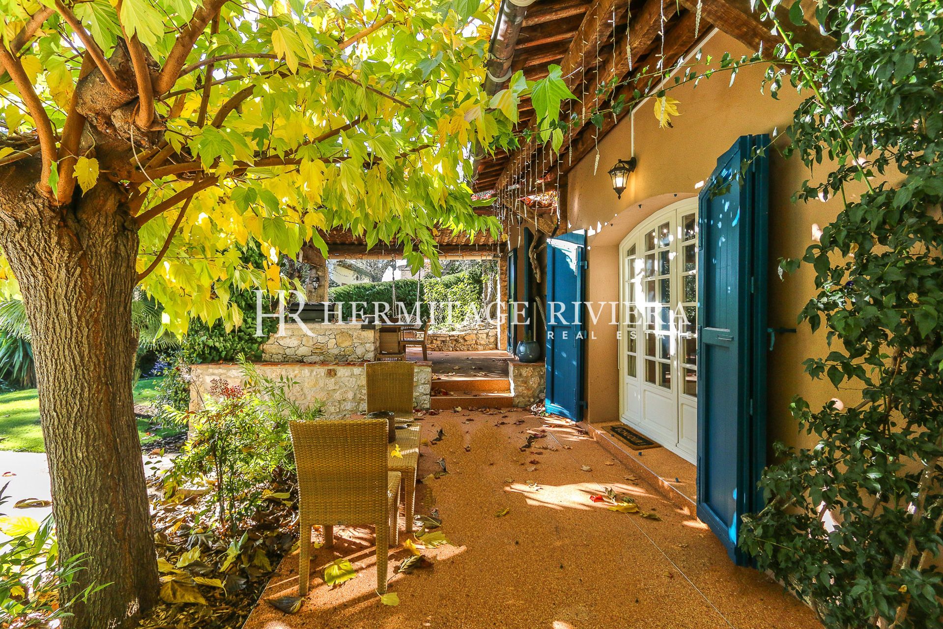 Stängd fastighet - Pool - Havsutsikt  (bild 1)