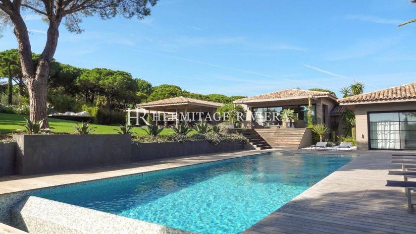 Beautifully appointed modern villa close beaches