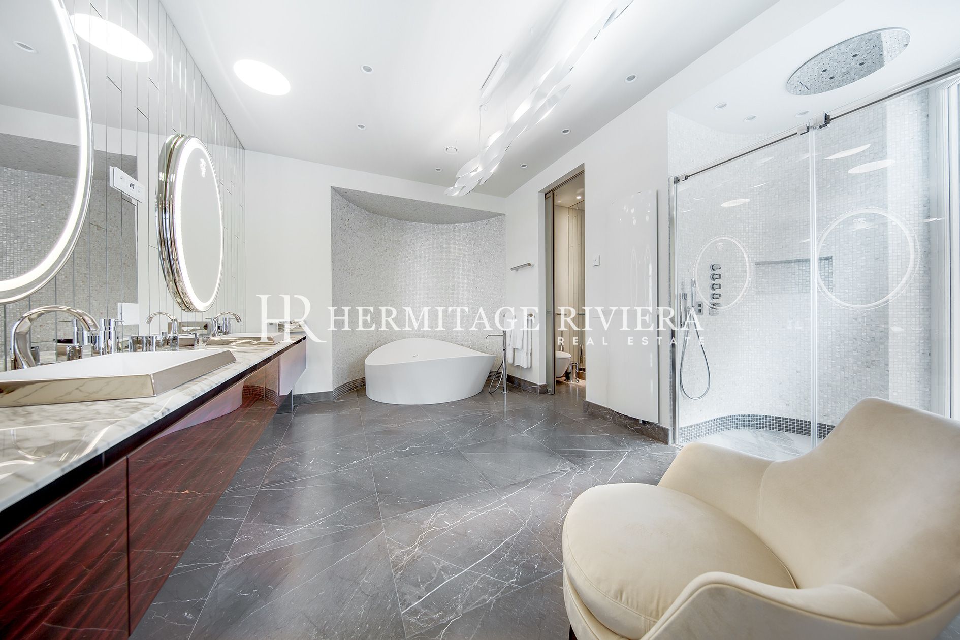 Lavish waterfront property (image 11)