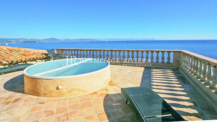 Waterfront villa with a direct accès to the sea (image 4)