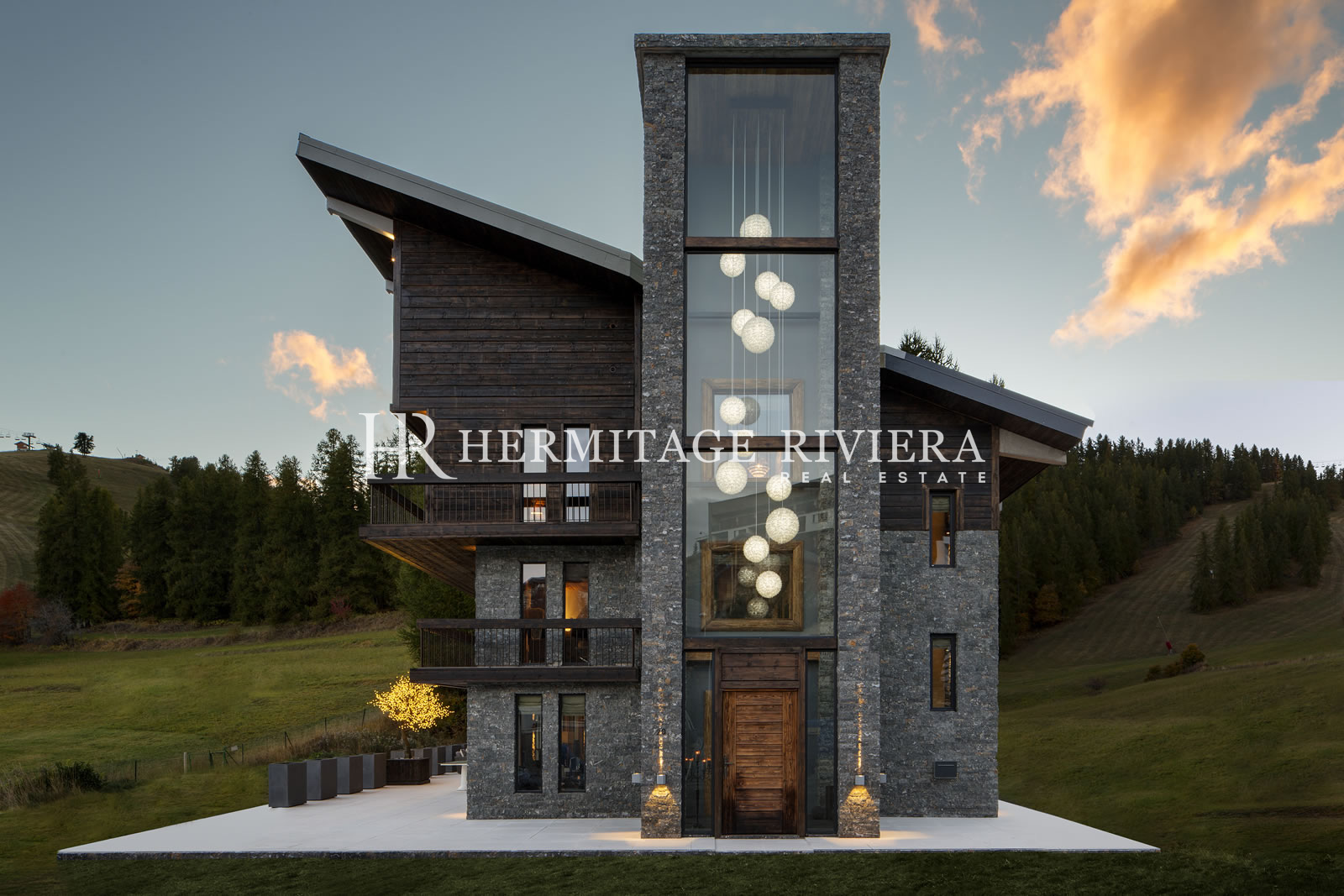 Luxurious chalet by the slopes (image 36)
