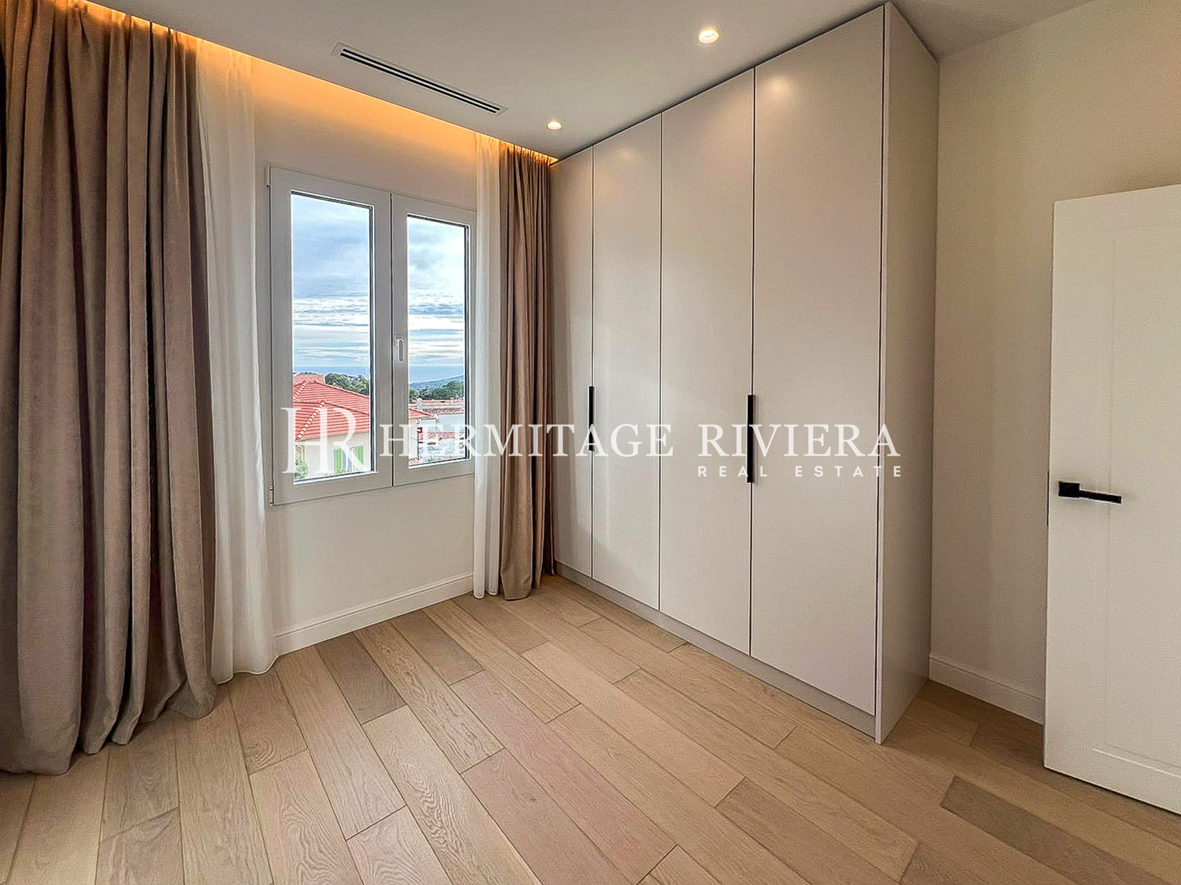 Splendid renovated apartment with panoramic sea view (image 14)